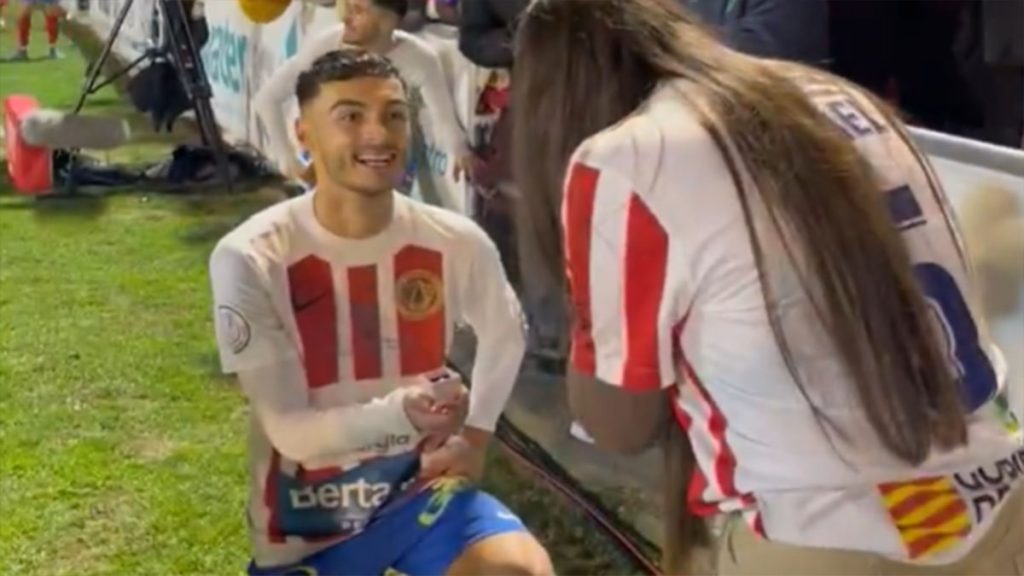 Israel le pide matrimonio a su novia tras jugar la Copa ante el FC Barcelona. Foto: UD Barbastro.