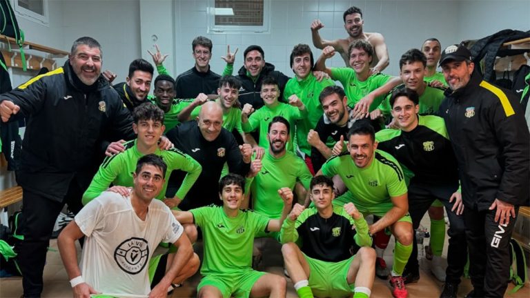 La plantilla del CD Betis Florida celebrando su pase a octavos de final. Foto: club.