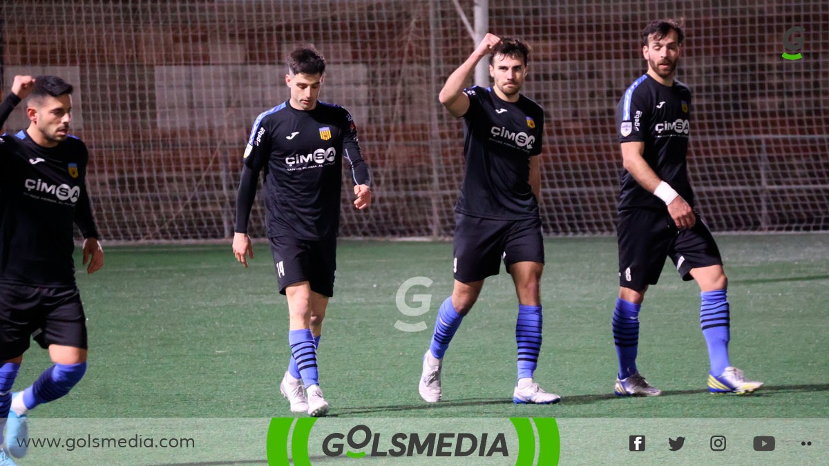 Pastor celebrando un gol con el CD Buñol.