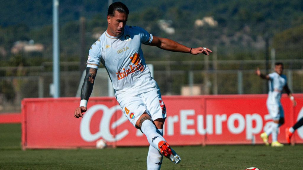 Carlos Inglada, jugador de la SD Ibiza. Foto: club.