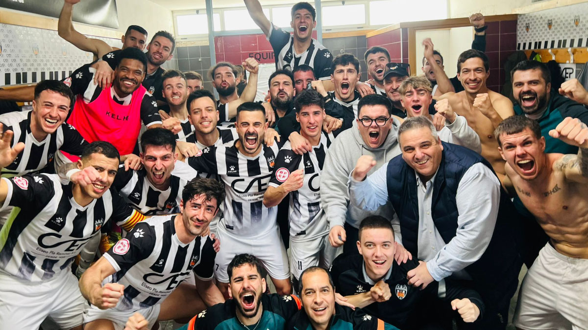 La plantilla de la UD Castellonense celebrando la victoria ante el Roda. Foto: UD Castellonense. 