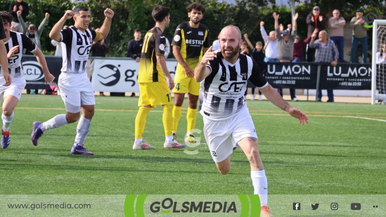 Carlos Badal celebrando su gol ante el CD Roda.