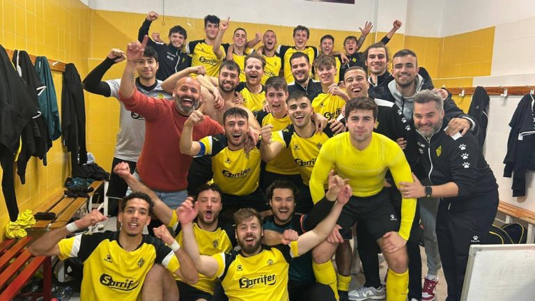 La plantilla del CD Enguera celebra una victoria de la liga. Foto: CD Enguera.