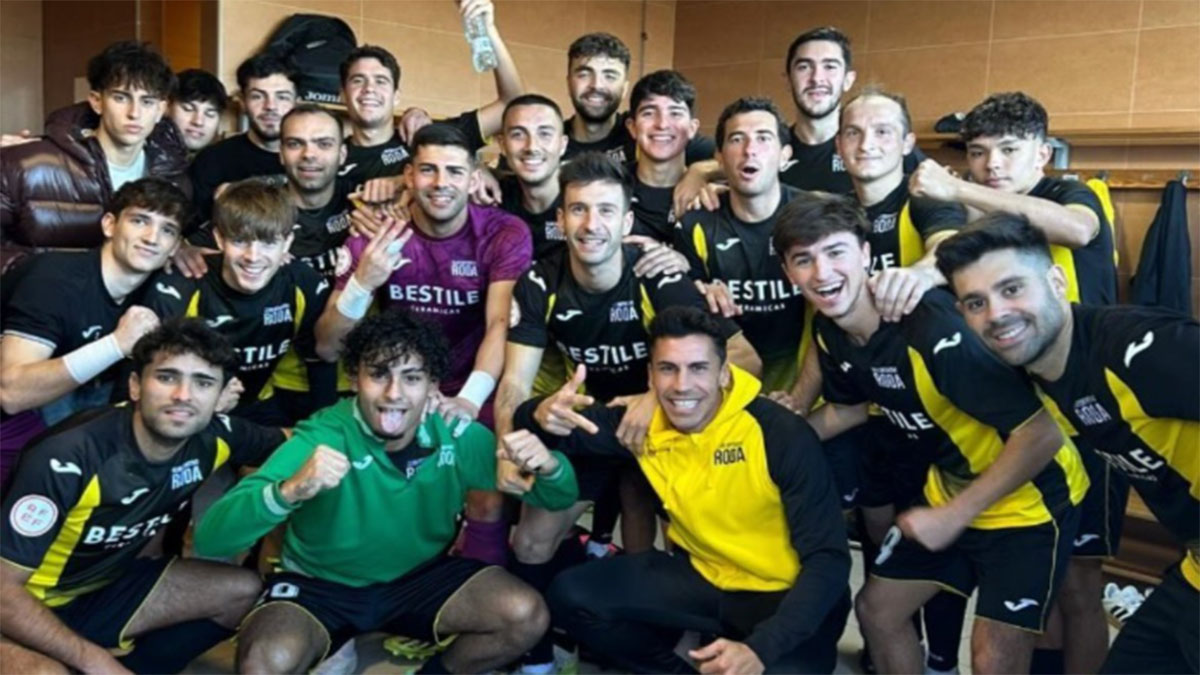 La plantilla del CD Roda feliz por su nueva victoria en la liga.