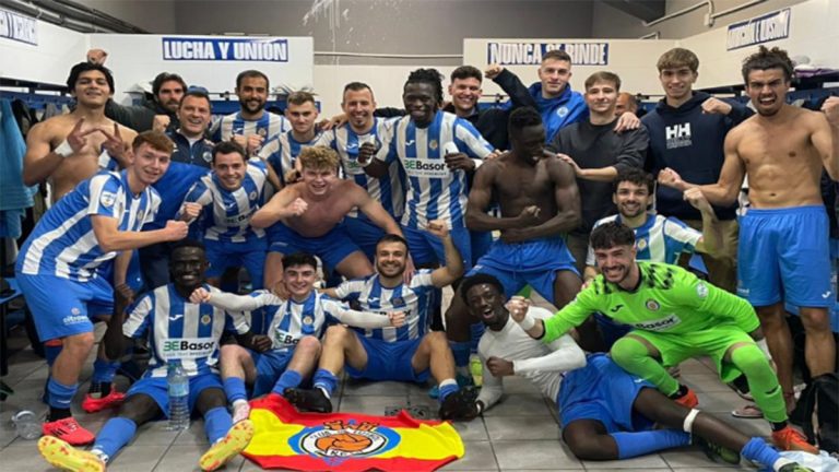 La plantilla del CF Gandia celebrando su victoria. Foto: club.