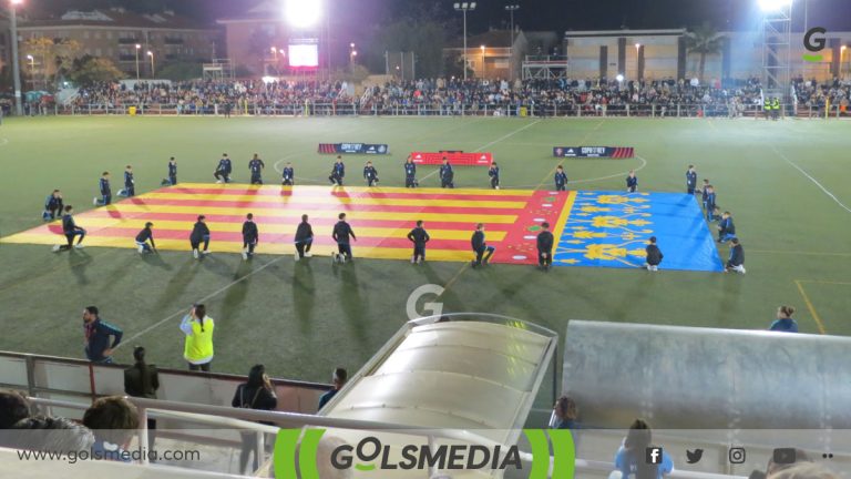 La bandera de la C. Valenciana en la previa del Manises CF vs Getafe CF de Copa del Rey.