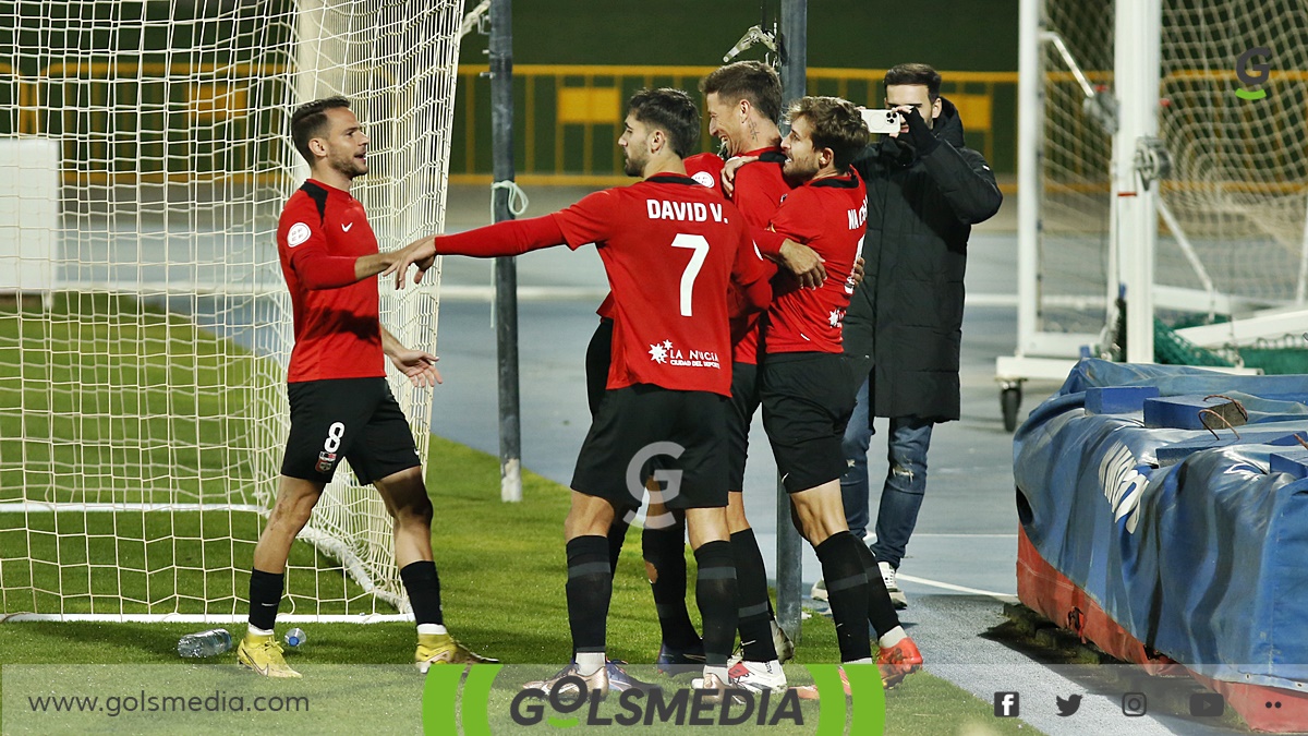 David Velázquez celebrando un gol con sus compañeros. 