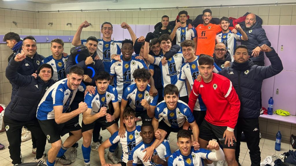 La plantilla del Hércules CF B celebrando su victoria. Foto: Hércules CF.