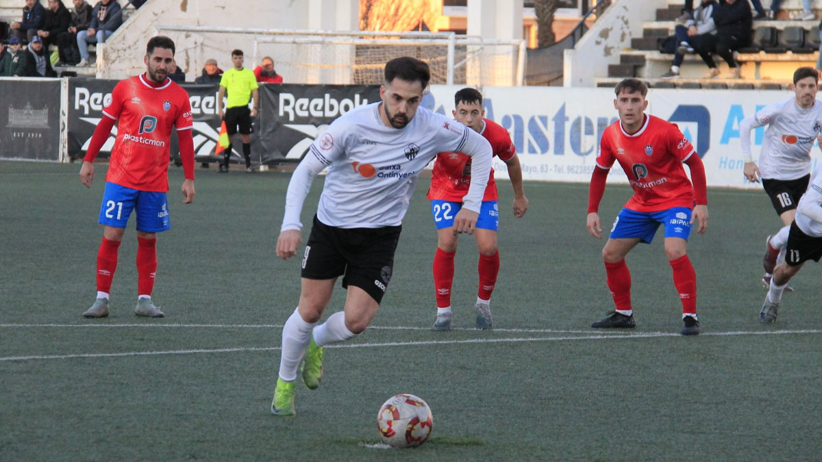 Javi Llario lanzando un penalti para el Ontinyent 1931 CF. Foto: Ontinyent 1931 CF. 