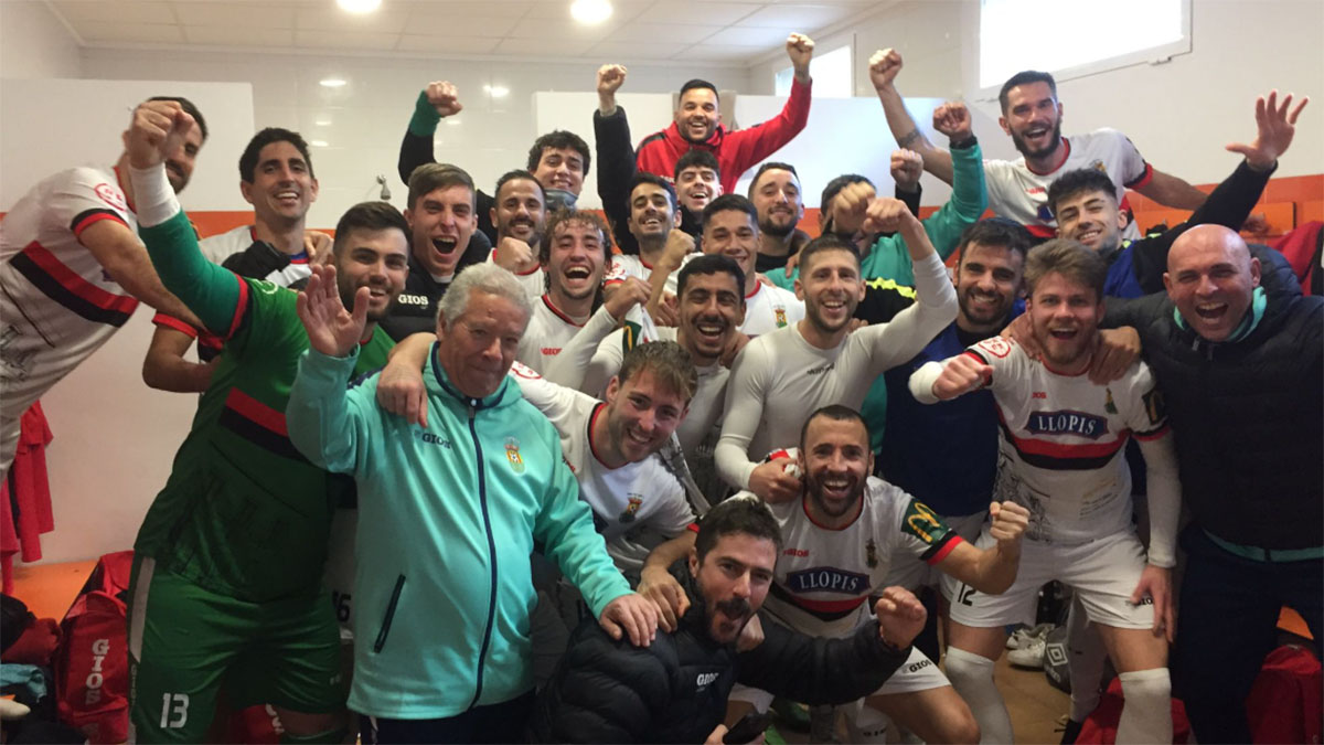 Los jugadores del FCJ Español celebrando su victoria en El Regit. 