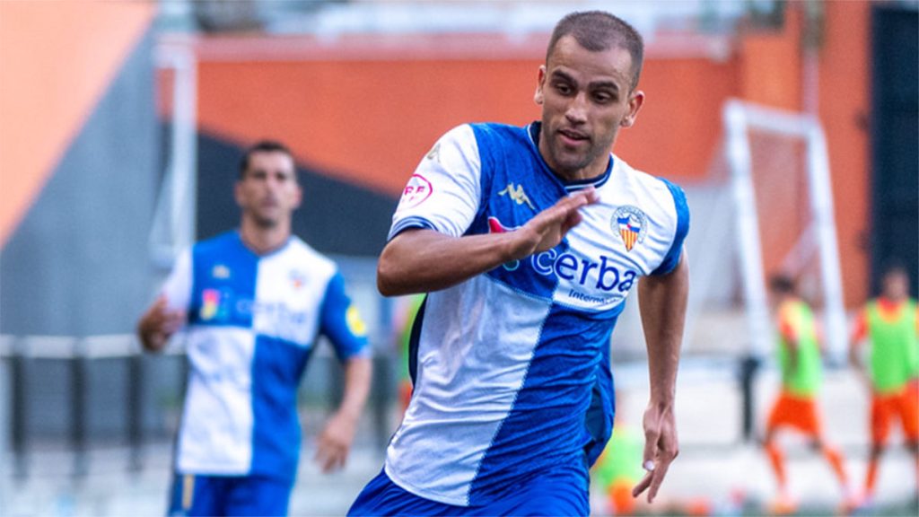 Juanma, en la primera vuelta jugando en San Gregorio con el Sabadell,. Foto: Torrent CF.