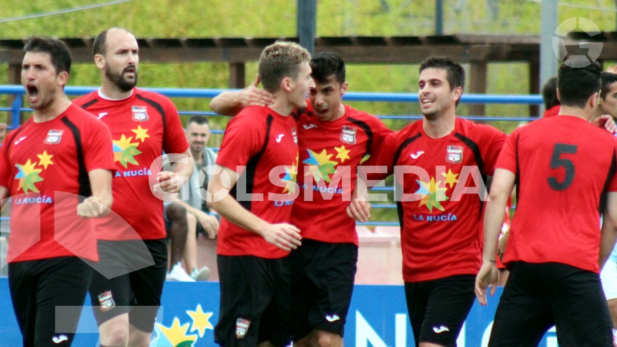 Jugadores del CF La Nucía 2016-17 celebrando un gol. 