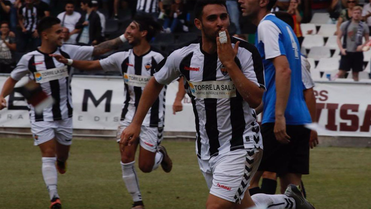 Lolo Ivars celebrando un gol con el CD Castellón. Foto: club. 