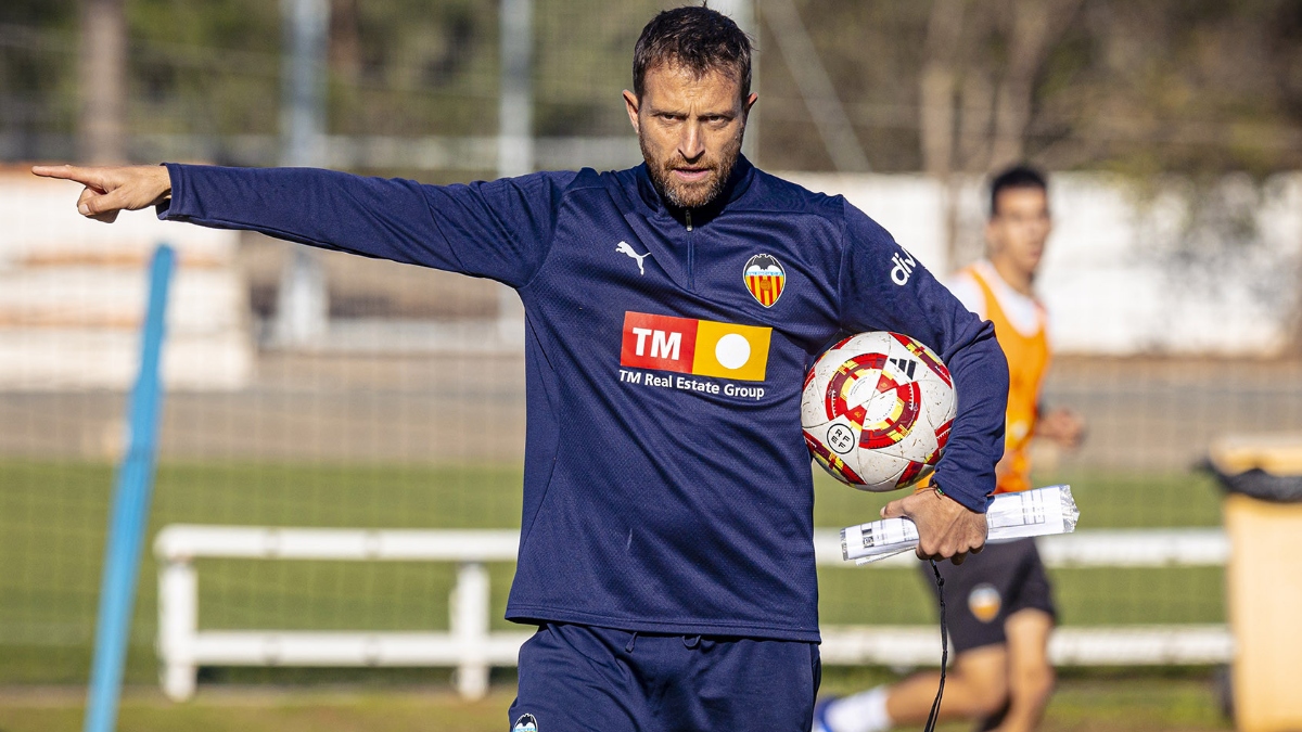 Óscar Sánchez, entrenador del Valencia CF Juvenil. Foto: Valencia CF. 