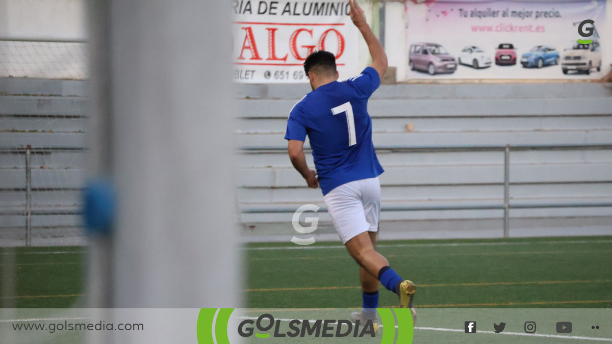 Lucas Ávila, jugador del Paiporta CF, celebrando un gol. 