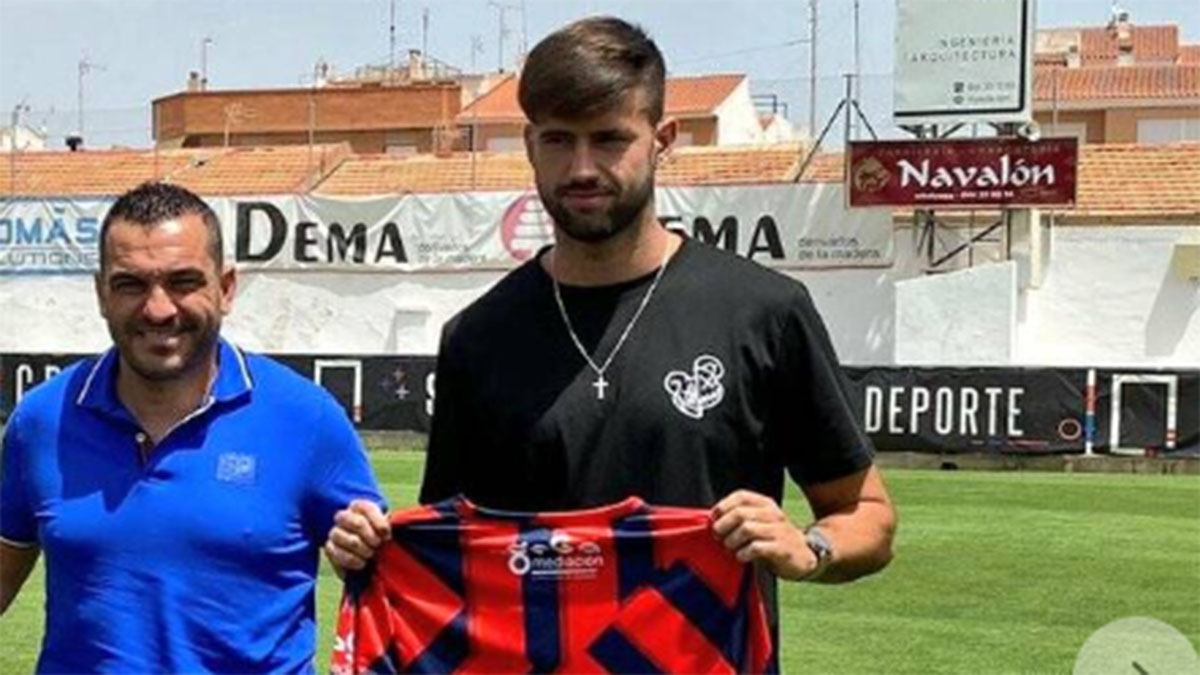 Raúl Tanque en su presentación en el Yeclano Deportivo. Foto: club. 