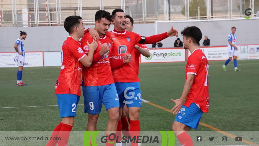 Los jugadores del Rayo Ibense celebrando su gol.