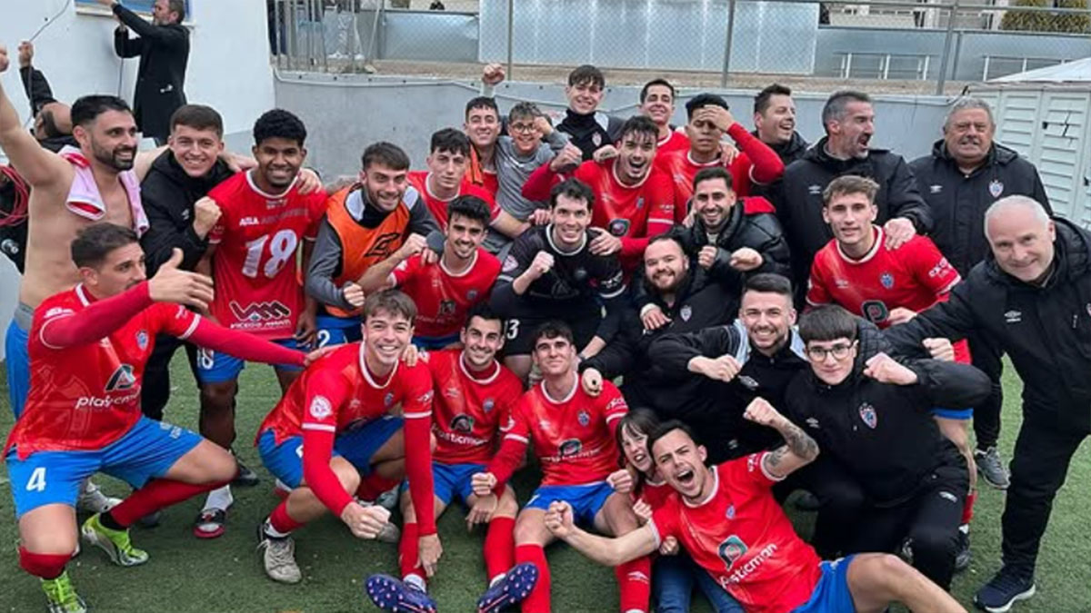 La plantilla de la UD Rayo Ibense celebrando su victoria. Foto: club. 