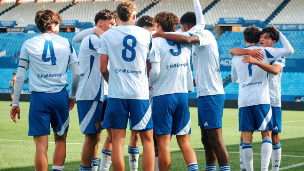 Los jugadores del Real Zaragoza Juvenil celebrando un gol. Foto: Real Zaragoza. 