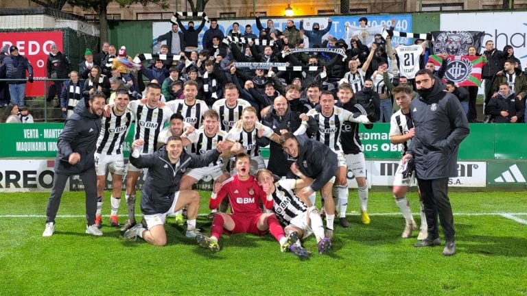 La plantilla del Real Unión celebrando la victoria ante el Sestao River. Foto: Real Unión.