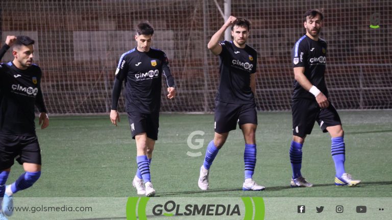 Pastor celebrando su gol en Silla.