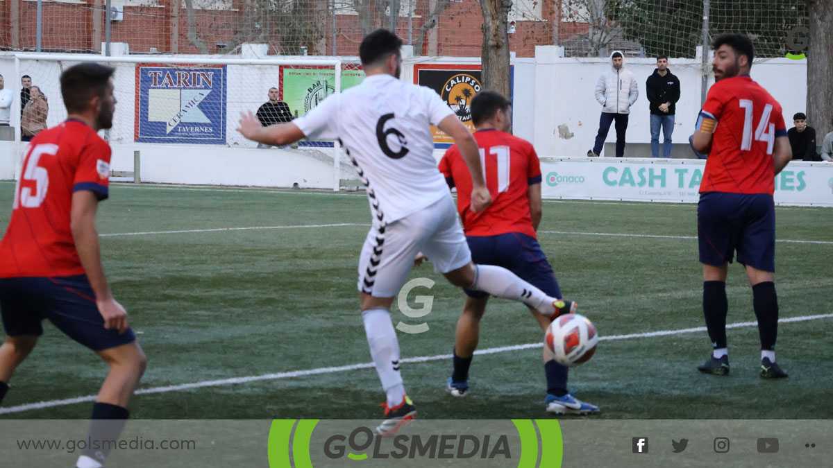 Migue Aracil anotando su gol de tacón. 