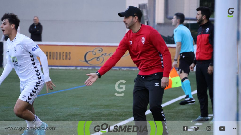 José Manuel Rueda dando indicaciones a sus jugadores.