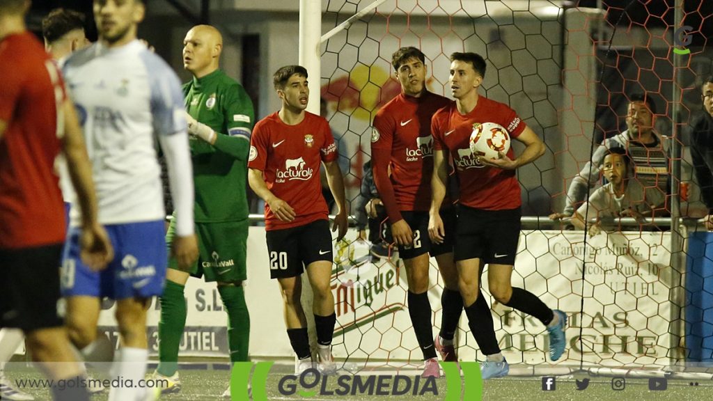 Toni, en el centro con el dorsal 20, celebrando un gol con sus compañeros.