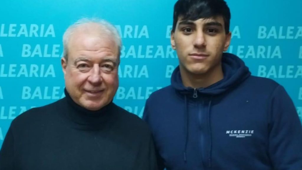 Toni Lledó con Aarón Lledó, nuevo jugador del CD Dénia. Foto: club.