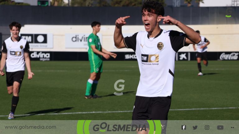 Carlos Alós celebrando un gol para el Valencia Juvenil en la Copa del Rey.