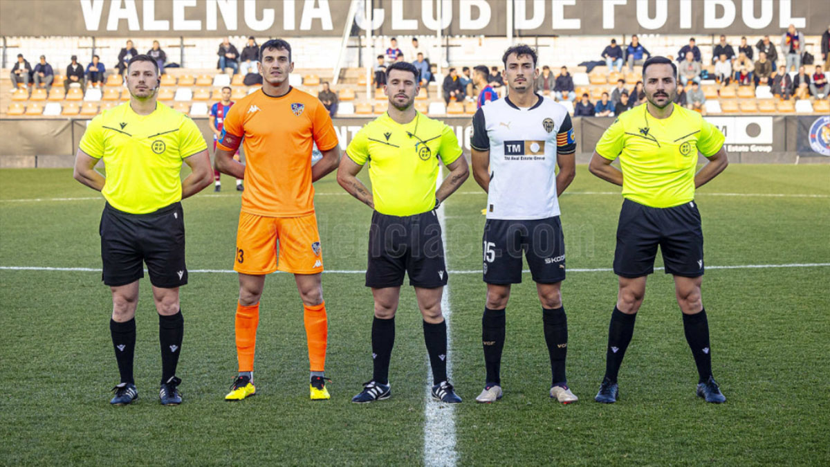 Los capitanes del VCF Mestalla y UD Alzira, Leandro Martínez y Rubo Iranzo. Foto: Valencia CF. 