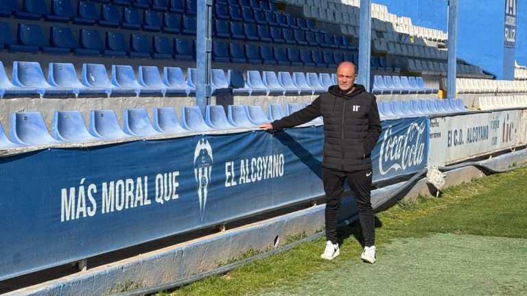 Vicente Mir, entrenador del Alcoyano en El Collao. Foto: CD Alcoyano.