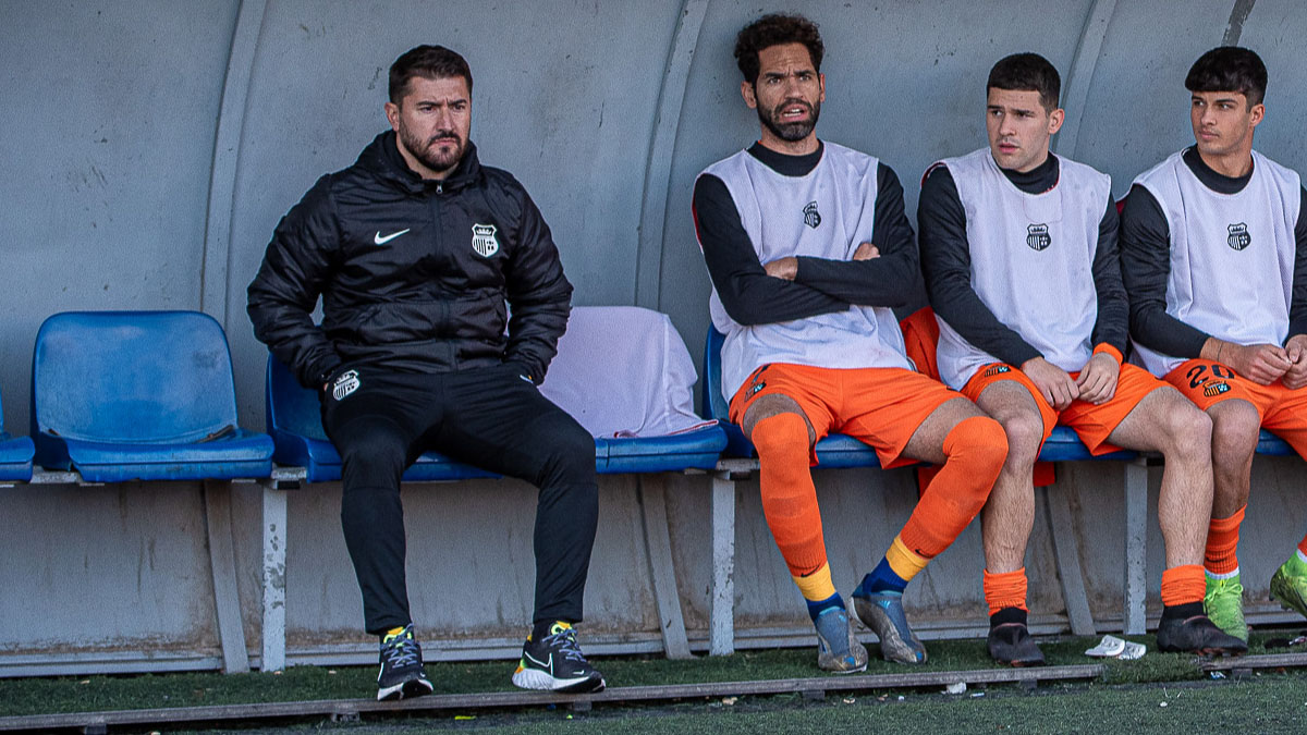 Xavi Giménez en el banquillo del Torrent CF. Foto: club. 