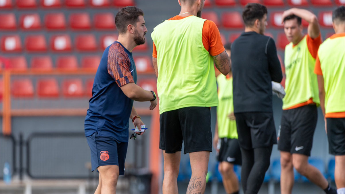 Xavi Giménez, entrenador del Torrent CF en un entrenamiento. Foto: Torrent CF. 