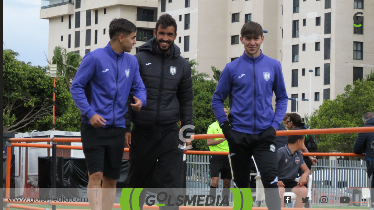 Fofo con sus compañeros del Torrellano en un partido de la temporada 2023-24. 