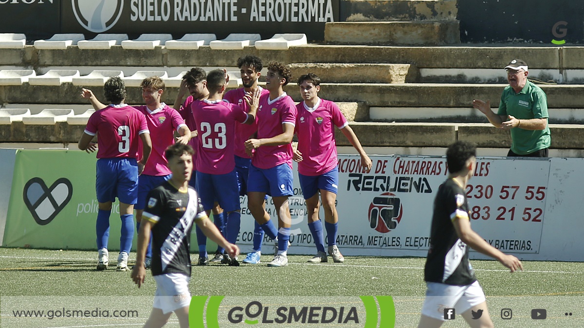 Los jugadores del CF Nou Jove Ripollés Castellón celebrando un gol en Requena.