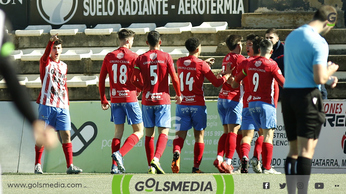 Celebración de un gol del CD Onda en Requena.