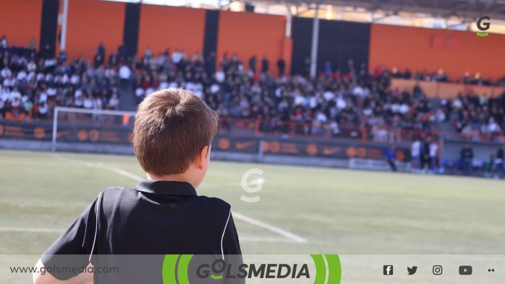 Un pequeño aficionado taronja ante el San Gregorio.