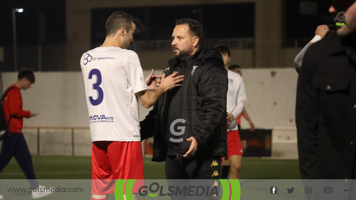 Ximo Villegas conversando con uno de sus jugadores. 