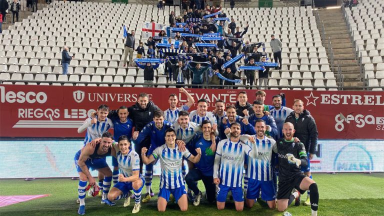 Afición y equipo del Alcoyano celebrando la victoria en Murcia. Foto: CD Alcoyano.