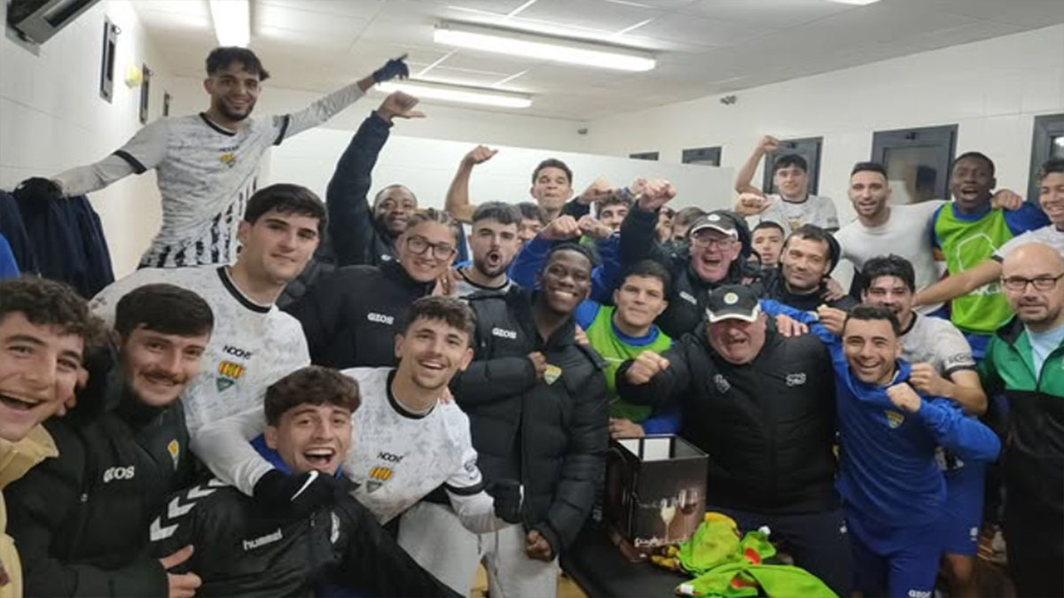 La plantilla del Nou Jove Ripollés Castellón celebrando una victoria. Foto. Nou Jove. 