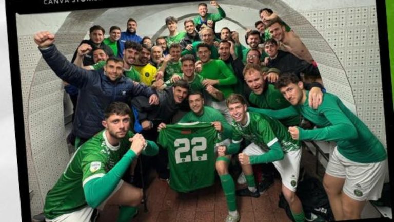 La plantilla del Novelda Unión celebrando el pase a Cuartos de Final de La Nostra Copa.