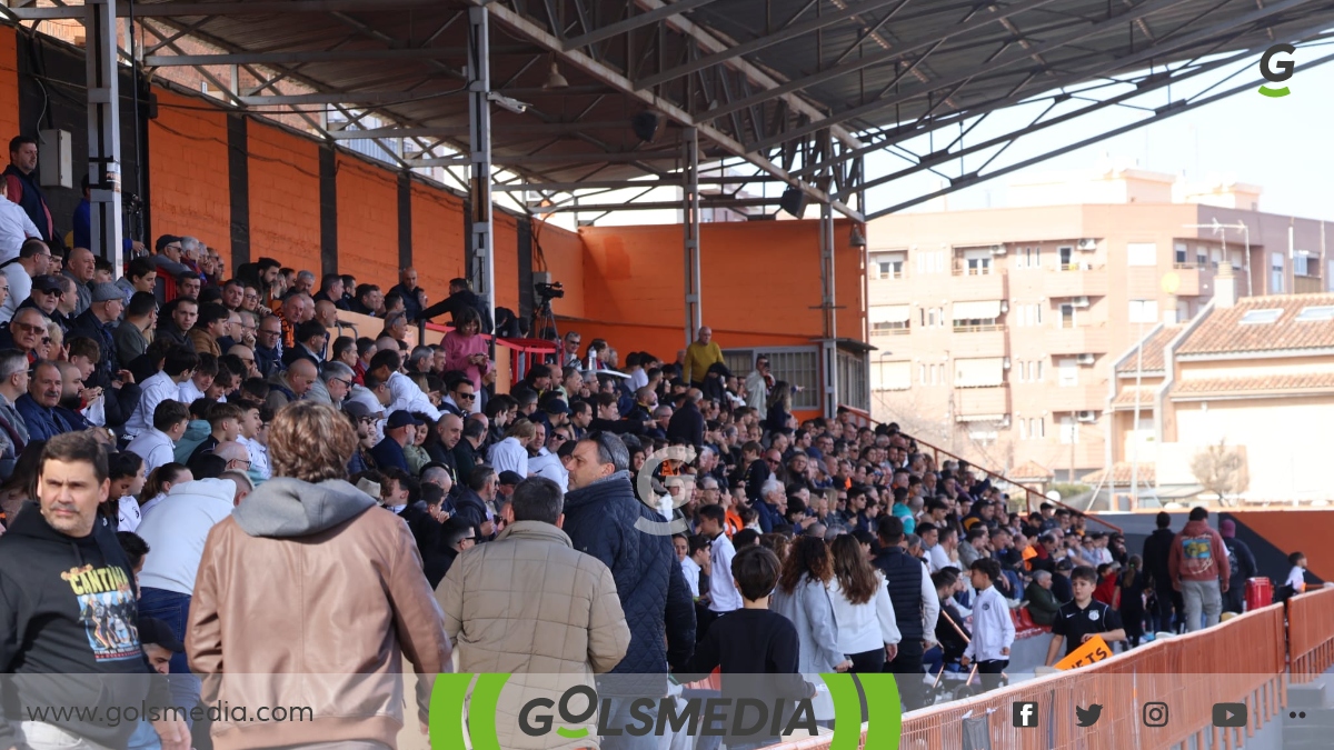 Las gradas del San Gregorio se llenan de aficionados taronjas. 