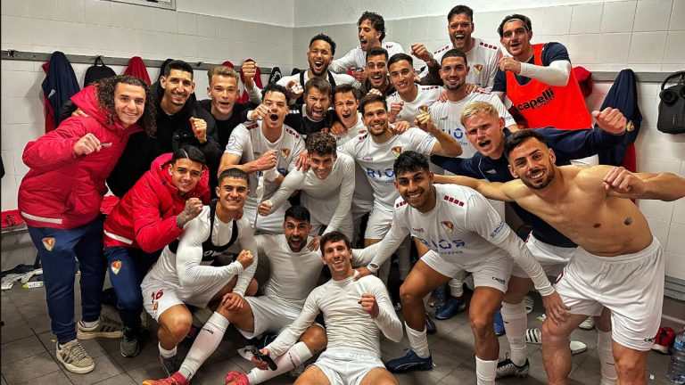 La plantilla del Terrassa FC celebrando una victoria. Foto. Terrassa FC.