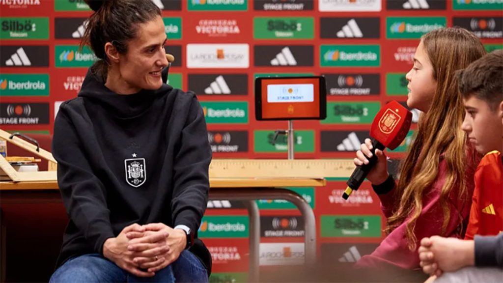 La Seleccionadora Montse Tomé y niños/as del CEIP Ausias March. Foto: RFEF.