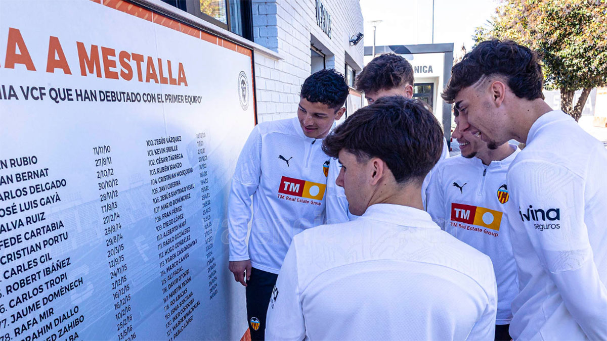 Las promesas del Valencia CF ante el mural "De Paterna a Mestalla". Foto: Valencia CF. 