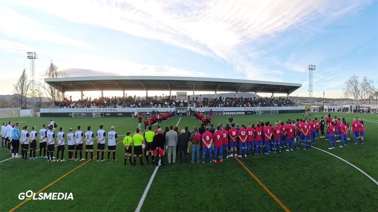 El remodelado campo del Quatre Camins reúne a leyendas de la UD Canals y Valencia CF.