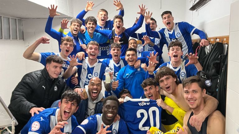 La plantilla del Alavés celebrando su victoria. Foto: Alavés.