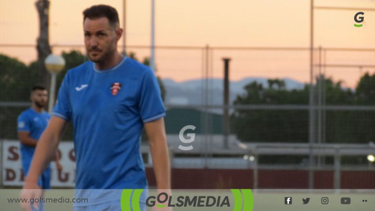 Alberto López en un partido con el Manises CF.