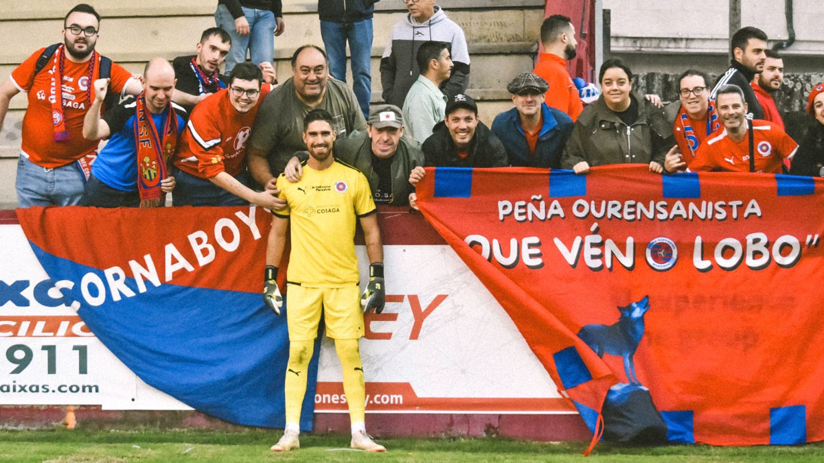 Álex Cobo con la afición de la UD Ourense. Foto: UD Ourense.